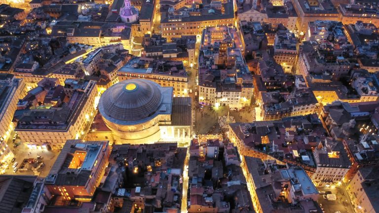 Rzym nocą: jak dotrzeć po 22:00 bez stresu